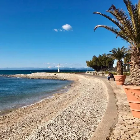 Cozy Beachside Retreat דירה איזולה